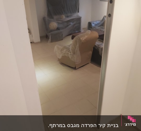 פתח בקיר גבס עם מסגרת מתכת